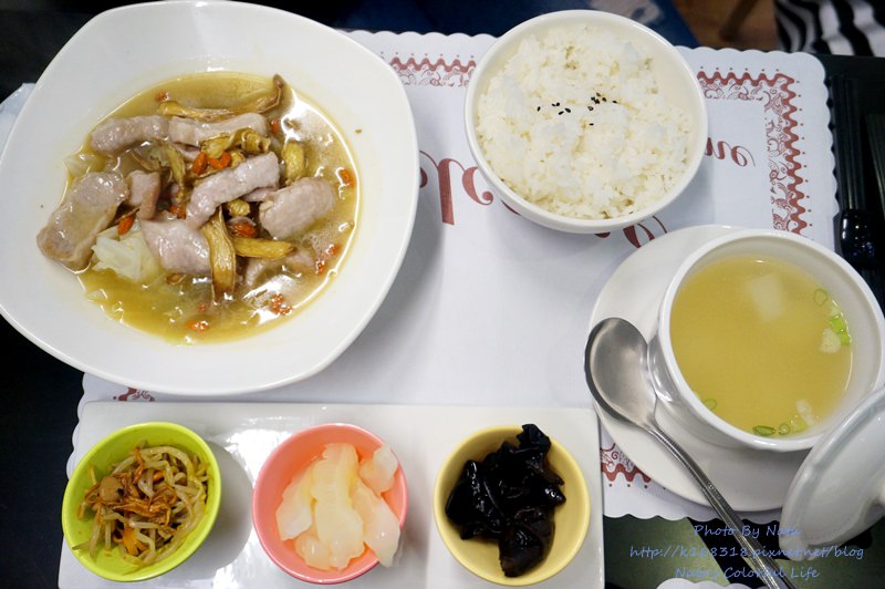 【美食♔台南永康區】就醬吃 私房小廚。台式風格簡餐！一種食材多種料理方式~大小朋友都愛。有商業午餐、小火鍋、合菜組合