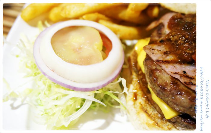 【美食♔台中西區】艾可先生漢堡餐廳echo Burger(勤美店)。餐點眾多選擇，漢堡系列必點～讓人再想要吃一次再一次！