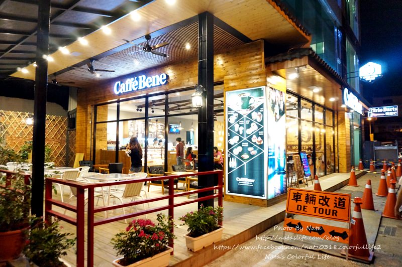 【美食♔台南中西區】CAFFE BENÉ海安藝文門市。終於來台南插旗韓式咖啡廳！餐點選擇性眾多且口味頗道地。鄰近海安藝術商圈
