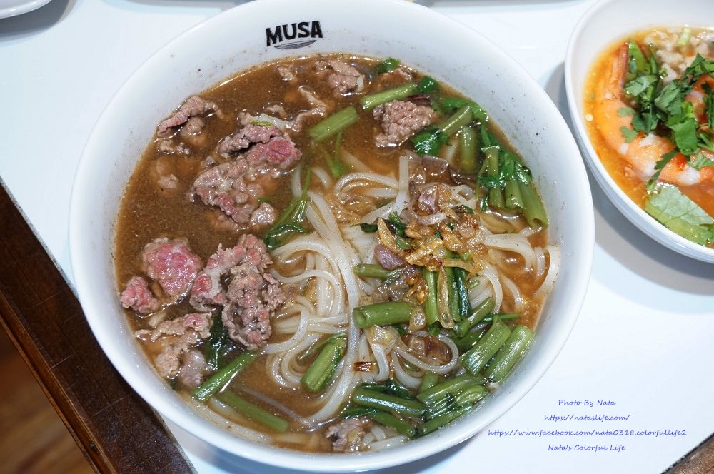 【美食♔台南中西區泰式麵食】Musa泰國船麵。只有一種獨有湯頭「黑湯」免加湯，九層塔、豆芽菜隨你加