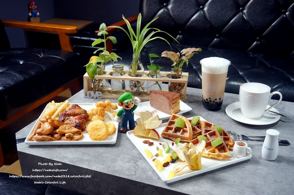 【美食♔台南北區輕食】彌樂茶吧。隱藏在飯店中的茶吧！離花園夜市非常近，輕食、咖啡、茶飲、千層蛋糕