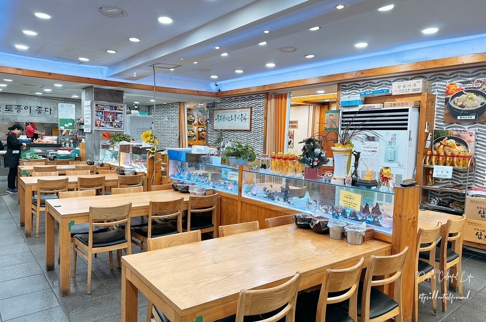 首爾自由行│弘大美食推薦│百年百歲土種蔘雞湯백년토종삼계탕。不管四季來韓國就是要吃人蔘雞湯,特別黑蒜頭口味必嘗鮮 首爾自由行│弘大美食推薦│百年百歲土種蔘雞湯백년토종삼계탕。不管四季來韓國就是要吃人蔘雞湯,特別黑蒜頭口味必嘗鮮