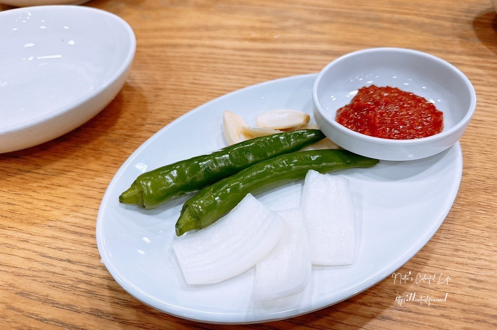 首爾自由行│弘大美食推薦│百年百歲土種蔘雞湯백년토종삼계탕。不管四季來韓國就是要吃人蔘雞湯，特別黑蒜頭口味必嘗鮮