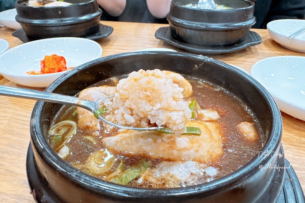 首爾自由行│弘大美食推薦│百年百歲土種蔘雞湯백년토종삼계탕。不管四季來韓國就是要吃人蔘雞湯,特別黑蒜頭口味必嘗鮮 首爾自由行│弘大美食推薦│百年百歲土種蔘雞湯백년토종삼계탕。不管四季來韓國就是要吃人蔘雞湯,特別黑蒜頭口味必嘗鮮