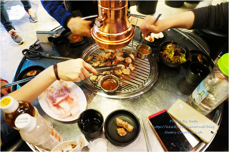 【旅遊✈KOREA】2015櫻在首爾＊弘大站‧HAHA401烤肉店。《RUNNING MAN》和《無限挑戰》粉絲必朝聖！由HAHA藝人所開的~主打濟州島黑豬肉的烤肉店。鄰近弘益大學